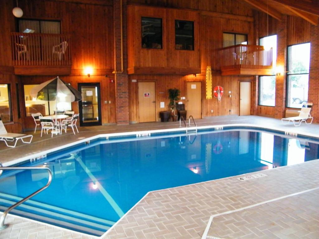 a large swimming pool in a large building at Amerihost Inn & Suites - Mexico in Mexico