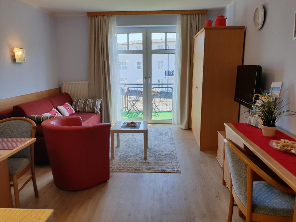 a living room with a couch and a table at Ferienwohnung Ella in Ostseebad Sellin