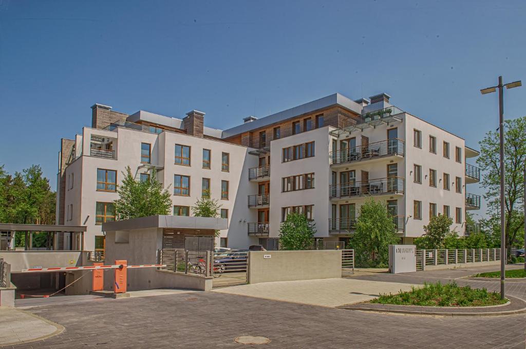 grupa wysokich budynków w mieście w obiekcie Family Homes - Apartamenty Gwiazda Morza we Władysławowie