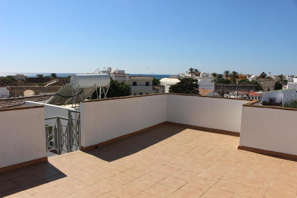 balkon z widokiem na miasto w obiekcie Atico De Amplias Terrazas En Zahara Pueblo w mieście Zahara de los Atunes