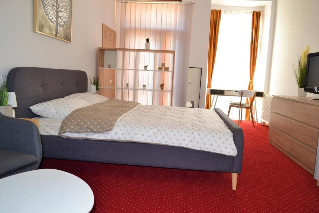 1 dormitorio con 1 cama y sala de estar en Arcade Central Apartament en Cluj-Napoca