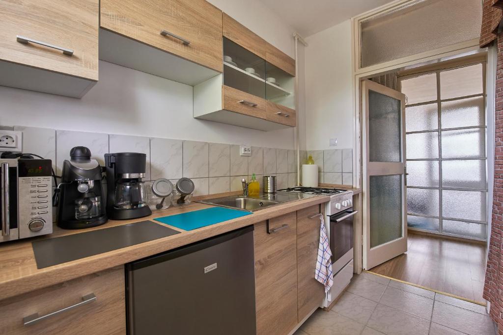 Kuchyňa alebo kuchynka v ubytovaní LEM Suburban Apartment