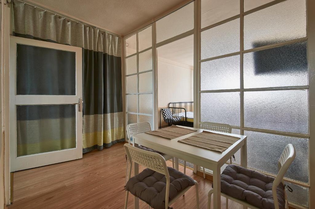 Posedenie v ubytovaní LEM Suburban Apartment