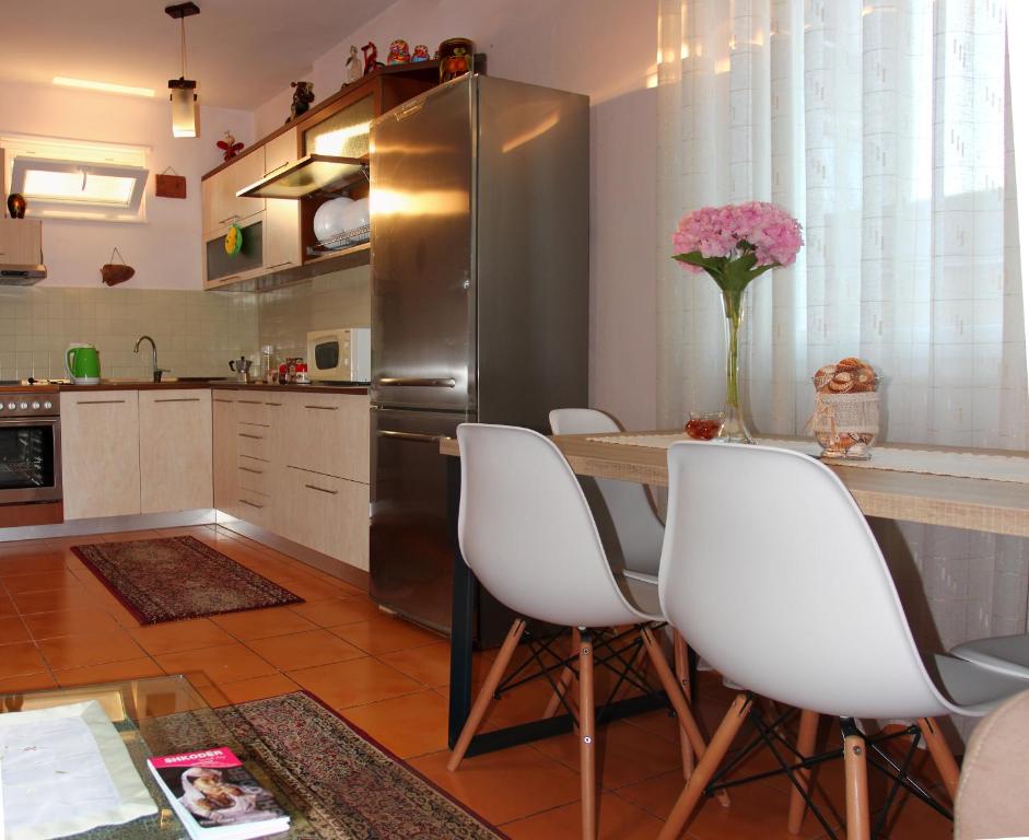 Kuchyň nebo kuchyňský kout v ubytování All Seasons Apartments - Free Parking & City Center