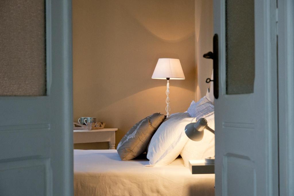 Łóżko lub łóżka w pokoju w obiekcie BluLassù City Center Rooms
