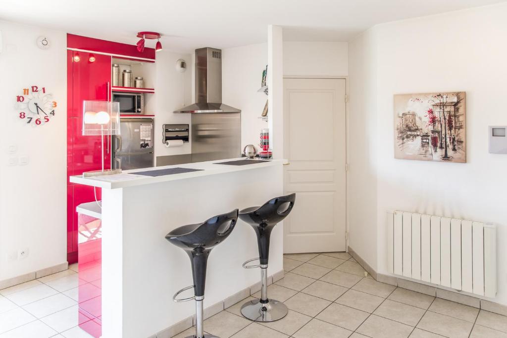 Kuchyň nebo kuchyňský kout v ubytování Appart'cosy Lyon Est