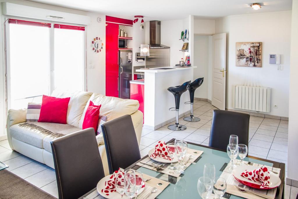 Kuchyň nebo kuchyňský kout v ubytování Appart'cosy Lyon Est