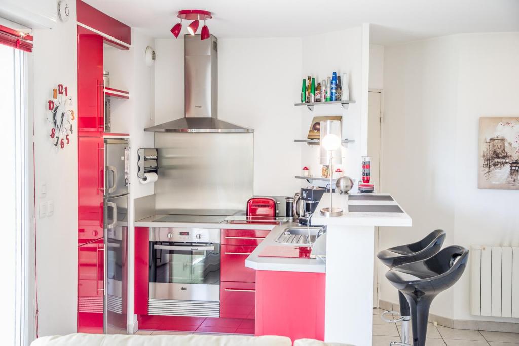 Kuchyň nebo kuchyňský kout v ubytování Appart'cosy Lyon Est