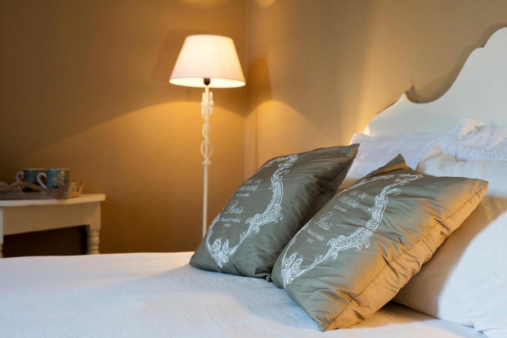 Łóżko lub łóżka w pokoju w obiekcie BluLassù City Center Rooms