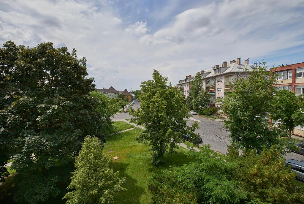 Vonkajšia záhrada v ubytovaní LEM Suburban Apartment