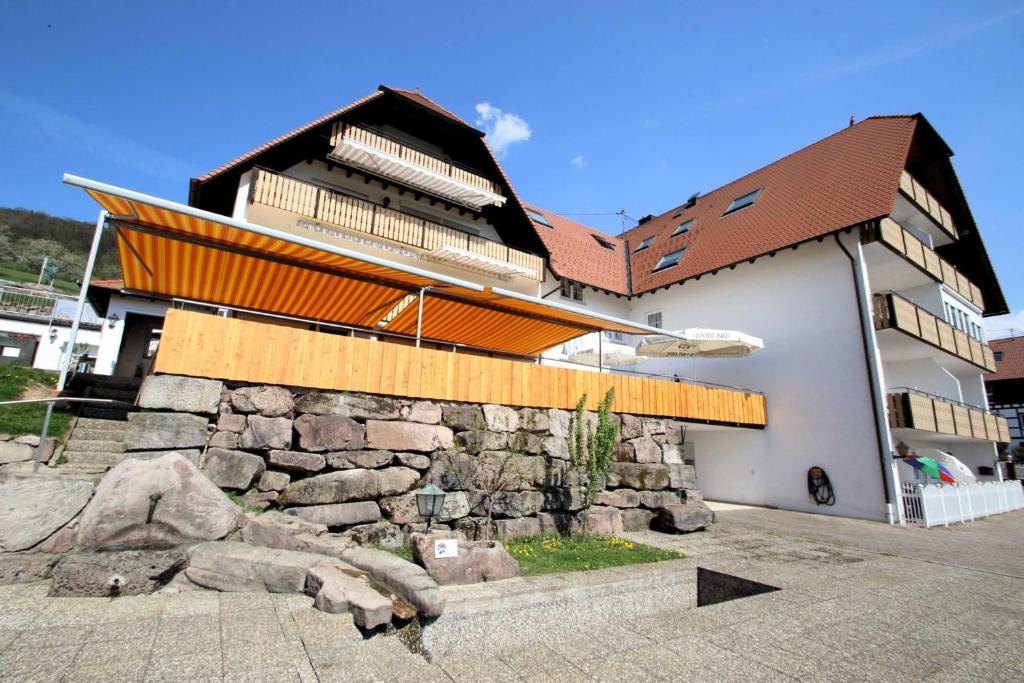 un edificio con una pared de piedra delante de él en Wilderer Stube, en Sasbachwalden