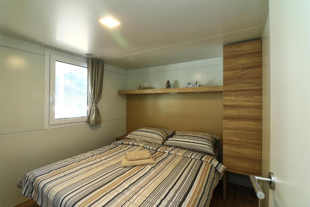 Postel nebo postele na pokoji v ubytování MOBIL HOMES MALUFI 266