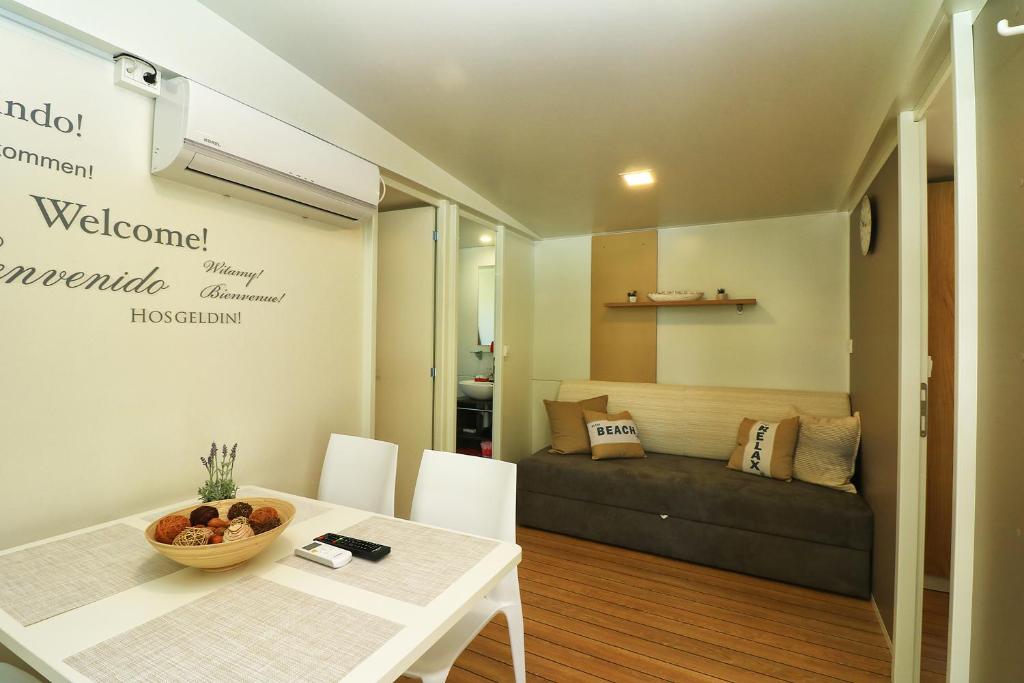 Fotografie z fotogalerie ubytování MOBIL HOMES MALUFI 266 v destinaci Jezera