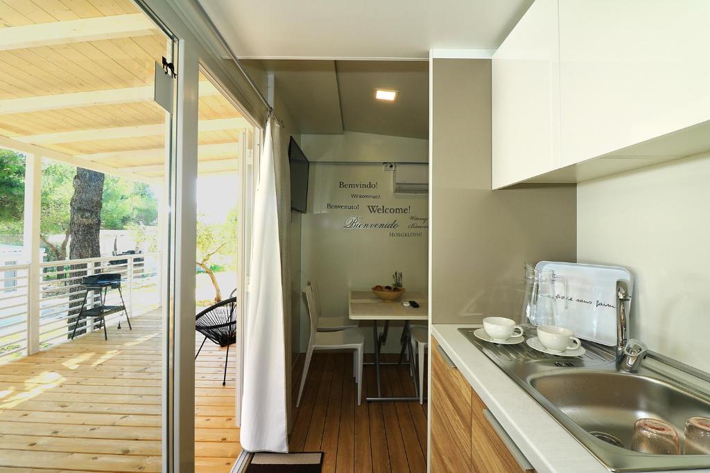 Kuchyň nebo kuchyňský kout v ubytování MOBIL HOMES MALUFI 266