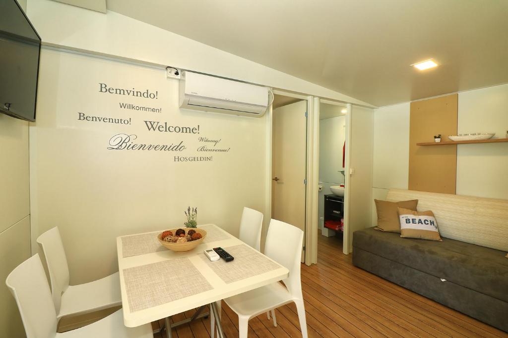 Posezení v ubytování MOBIL HOMES MALUFI 266