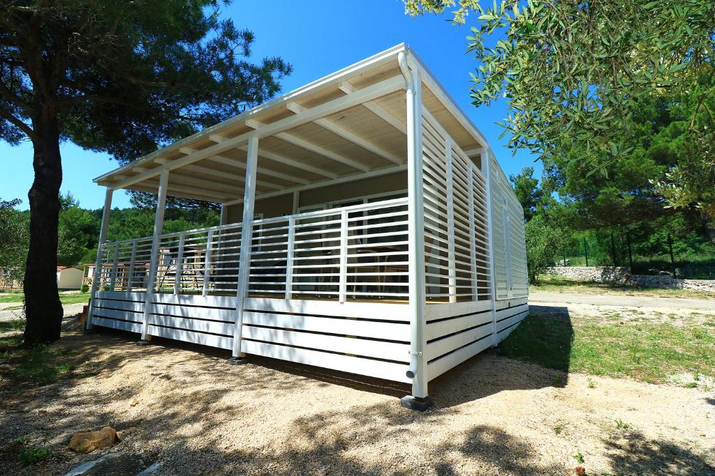 Fotografie z fotogalerie ubytování MOBIL HOMES MALUFI 266 v destinaci Jezera