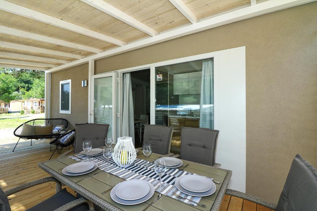 Posezení v ubytování MOBIL HOMES MALUFI 266