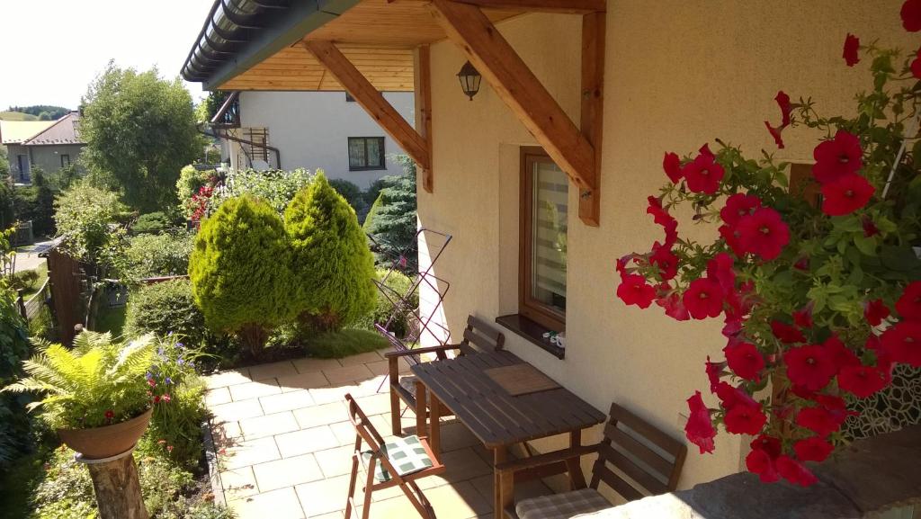 Vonkajšia záhrada v ubytovaní APARTAMENTY-STUDIO noclegi wczasy wakacje ferie - pobyty rodzinne
