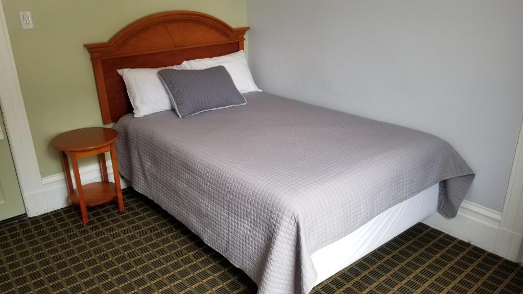 una camera con letto, cuscino e tavolo di Perramont Hotel a San Francisco
