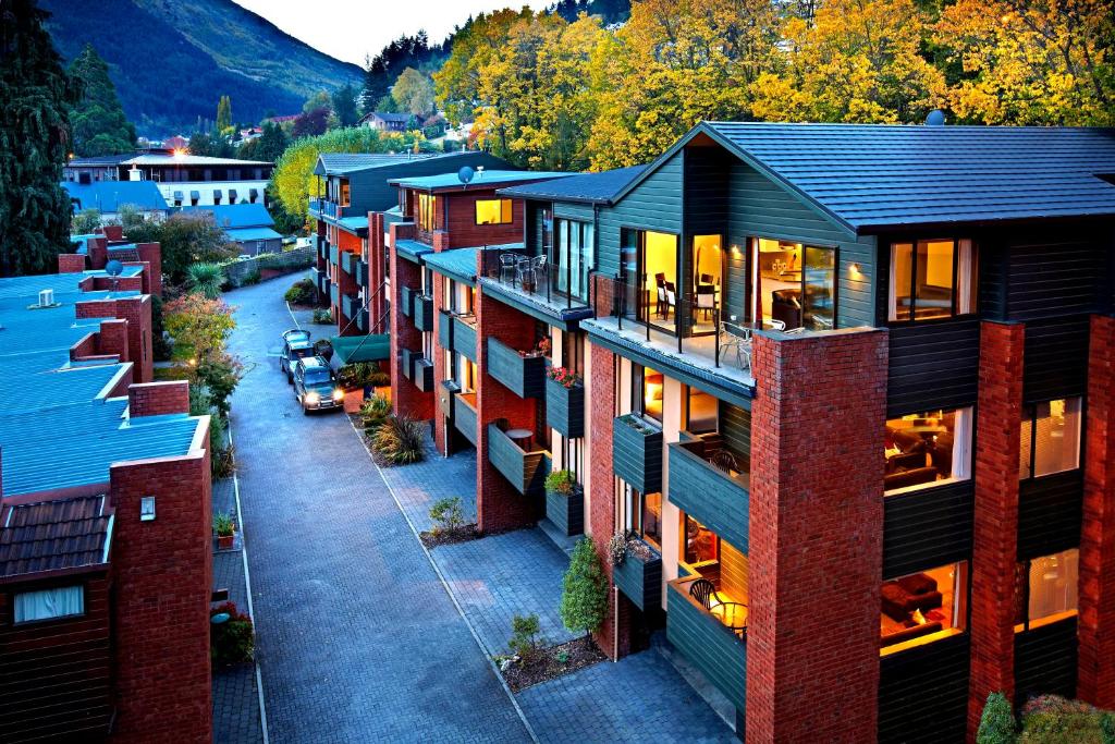 una vista aérea de una fila de casas en St James Apartments, en Queenstown