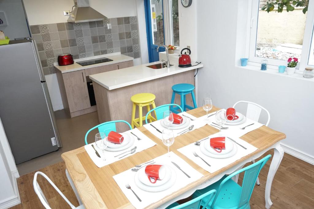 uma cozinha com mesa e cadeiras com pratos e copos em Casa Boutique em Chillán