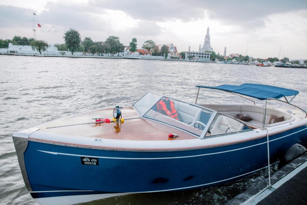Výhled na řeku, která protéká v blízkosti hotelu