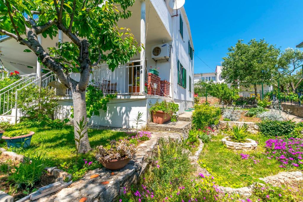 Apartment Garden by the sea
