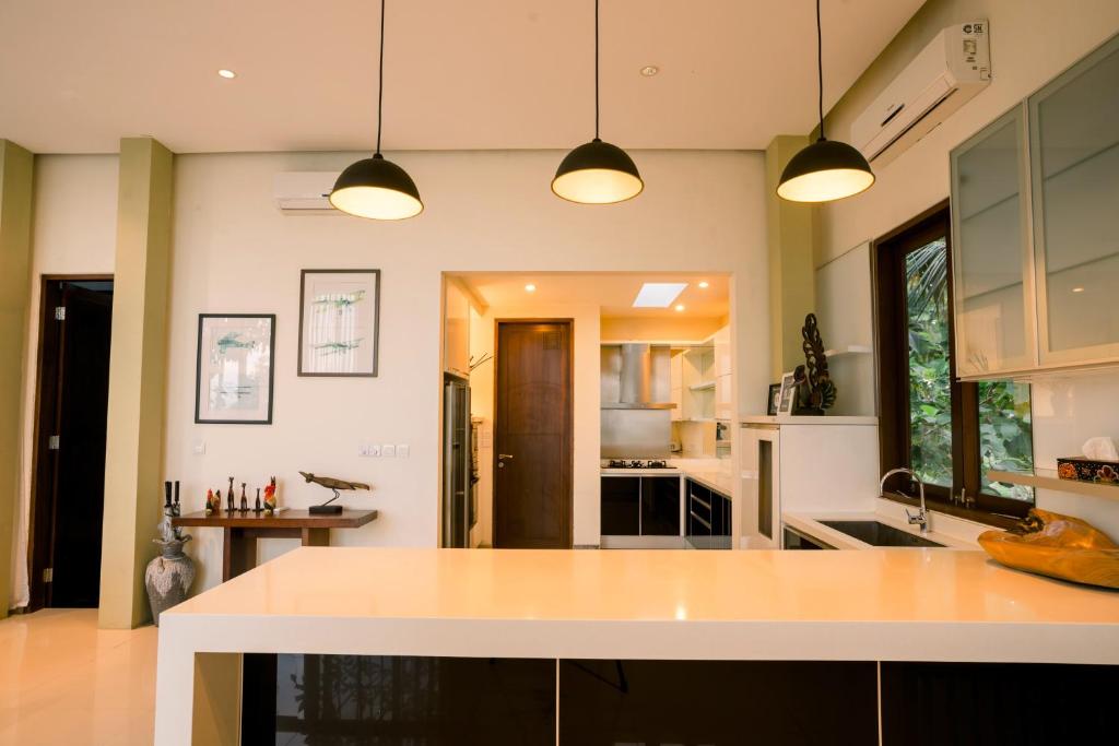 Kuchyň nebo kuchyňský kout v ubytování Jimbaran Sea View Villa