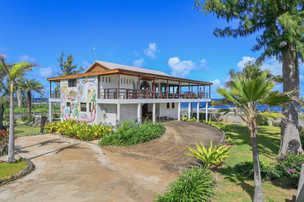 una casa en la playa con palmeras en Villa Senang Masari en Poussabier
