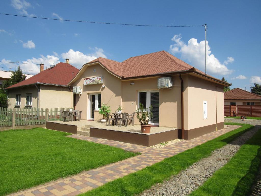 mały domek z patio i trawą w obiekcie Bella Studio Apartment w Hajduszoboszlo
