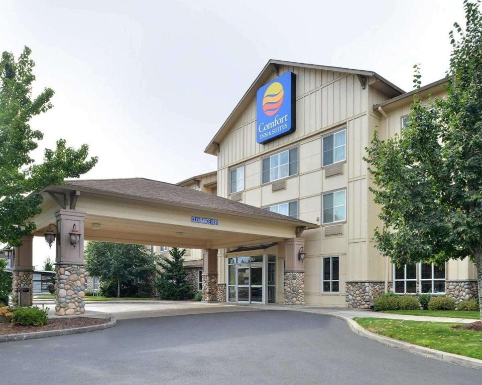 a hotel with a sign on the front of it at Comfort Inn & Suites McMinnville Wine Country in McMinnville