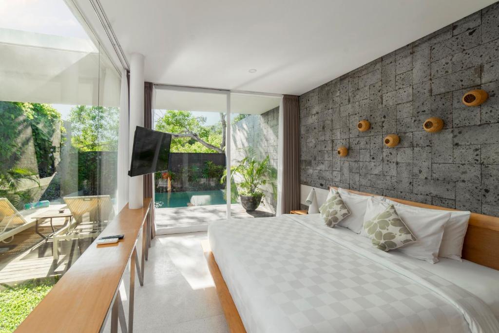 Postel nebo postele na pokoji v ubytování Hideaway Villas Bali Uluwatu by Kanaan Hospitality