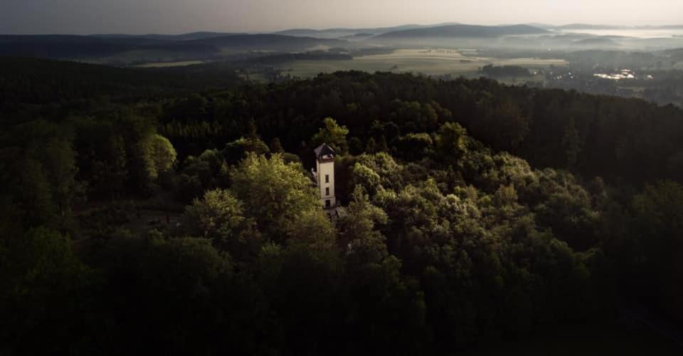 una vista aérea de una casa en medio de un bosque en Prinz-Friedrich-August Baude en Sohland