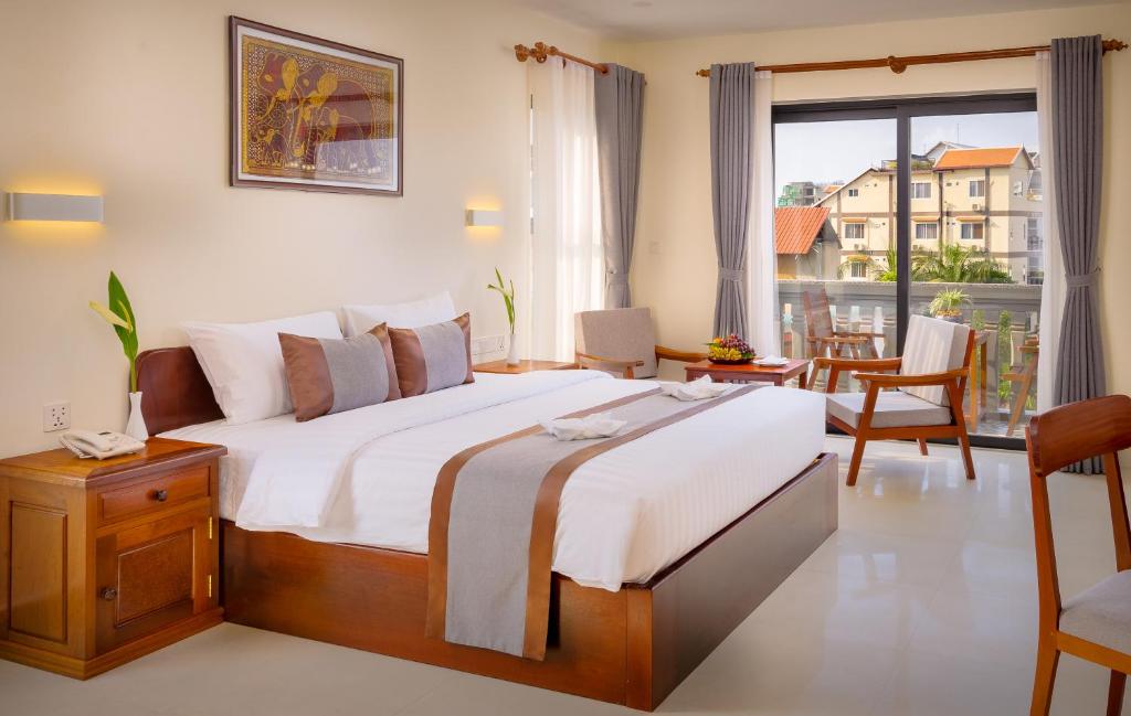 Postel nebo postele na pokoji v ubytování Mony Reach Angkor Hotel