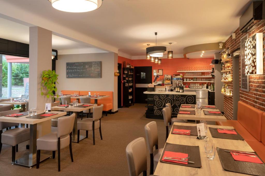 Kuchyň nebo kuchyňský kout v ubytování Hôtel Le Verger De Bischwiller