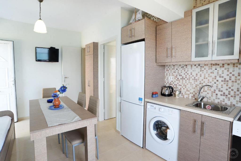 Kuchyň nebo kuchyňský kout v ubytování MOUSELIS APARTMENTS