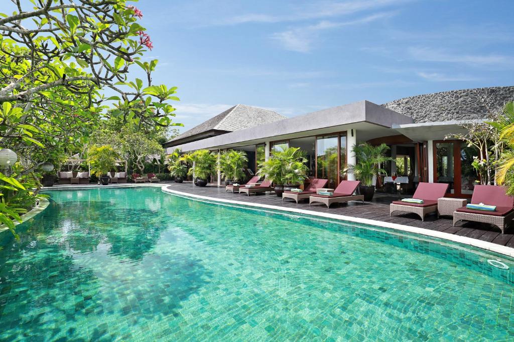 een zwembad voor een villa bij Gending Kedis Luxury Villas & Spa Estate in Jimbaran