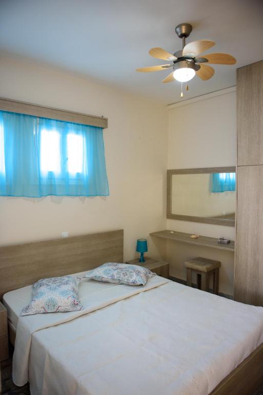 Postel nebo postele na pokoji v ubytování MOUSELIS APARTMENTS
