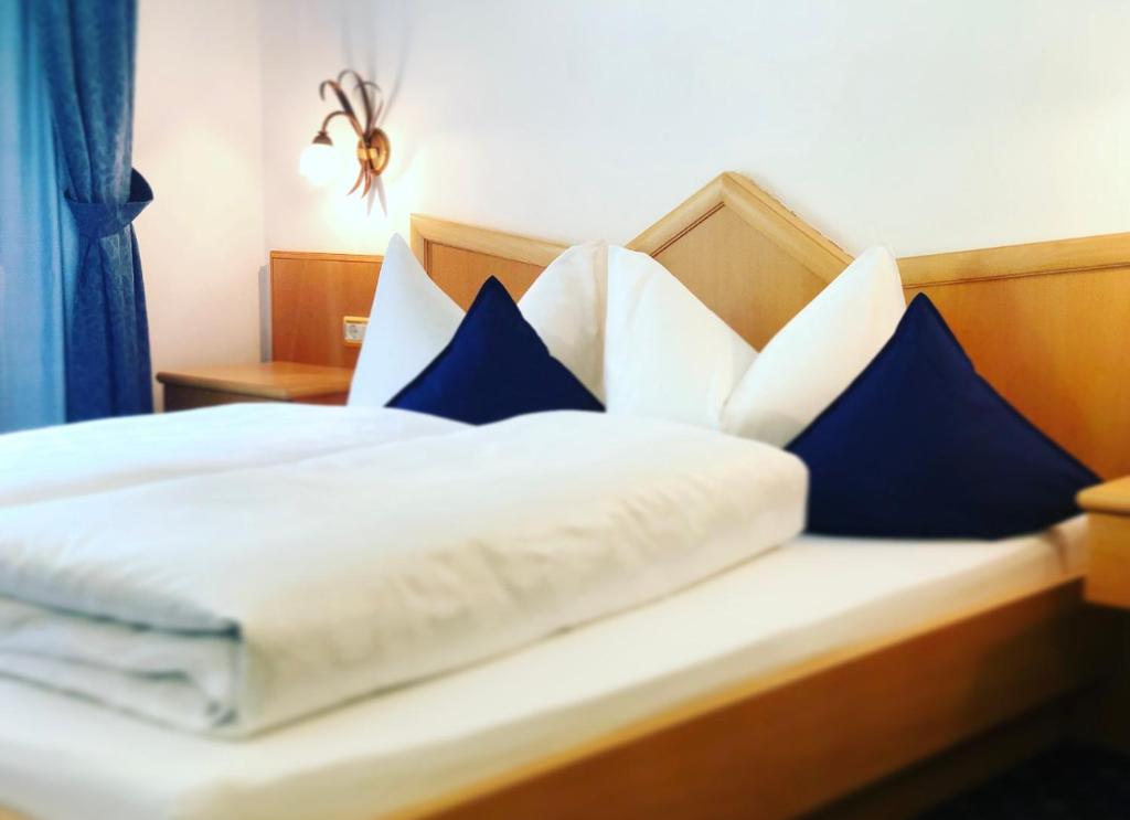 Postel nebo postele na pokoji v ubytování Hotel Bergkristall