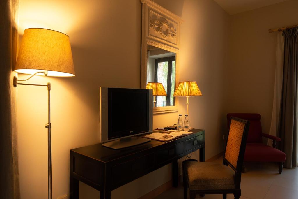 Una televisión o centro de entretenimiento en Hotel Villa Marcilla