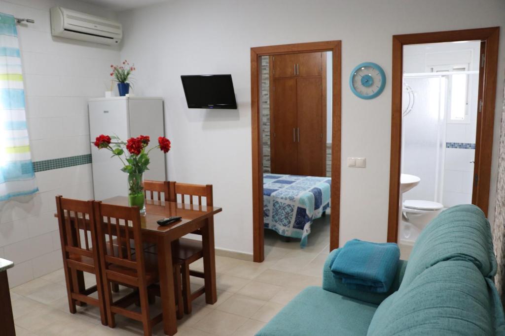 salon z kanapą i stołem w obiekcie Apartamento para 3 en el centro w mieście Conil de la Frontera