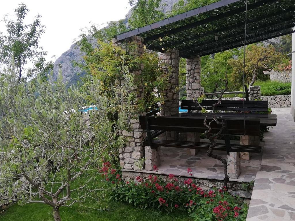 Vonkajšia záhrada v ubytovaní Villa Beloved near Baska Voda, private pool