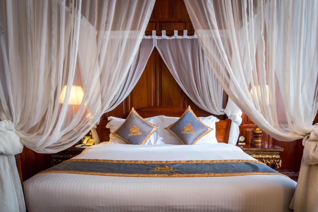 Postel nebo postele na pokoji v ubytování Empress Angkor Resort & Spa
