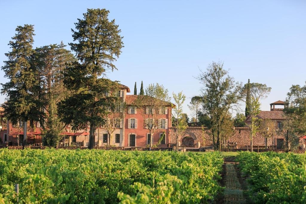une vieille maison au milieu d'un champ dans l'établissement Château Saint Roux Le Luc-Le Cannet des Maures, au Cannet-des-Maures
