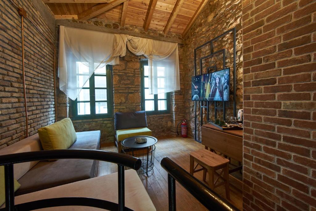 Televízia a/alebo spoločenská miestnosť v ubytovaní Athenian Residences