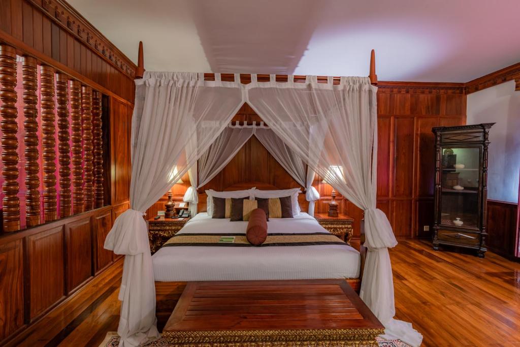 Postel nebo postele na pokoji v ubytování Empress Angkor Resort & Spa