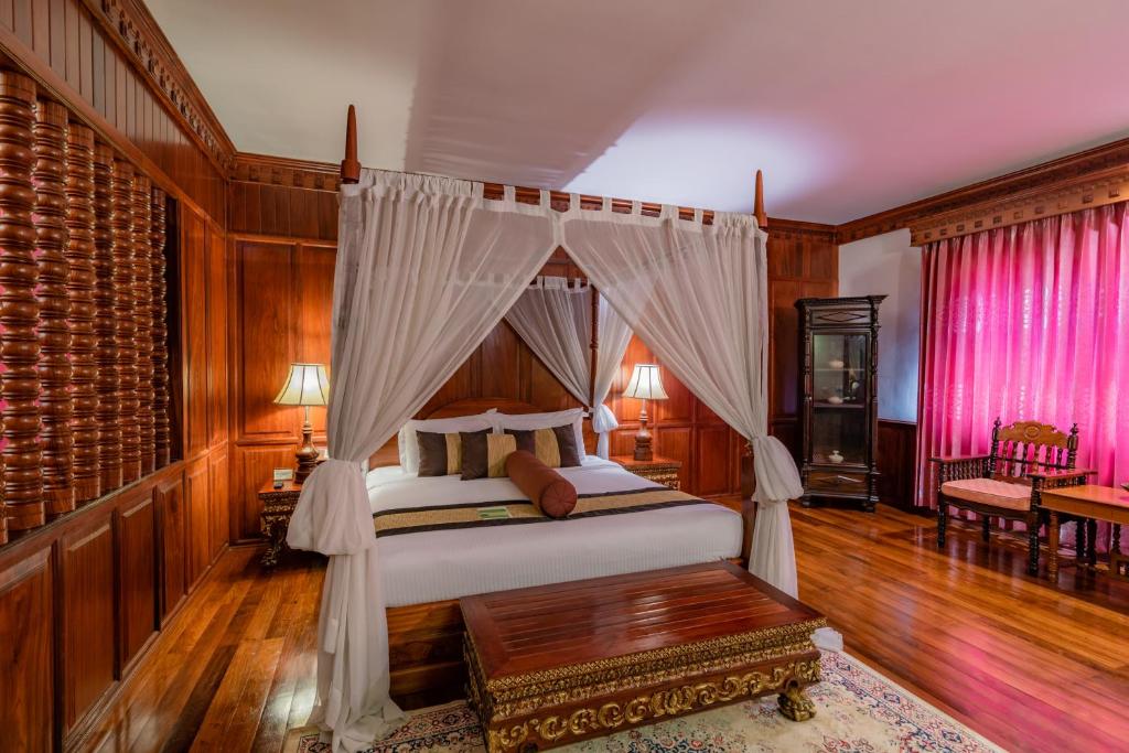 Postel nebo postele na pokoji v ubytování Empress Angkor Resort & Spa