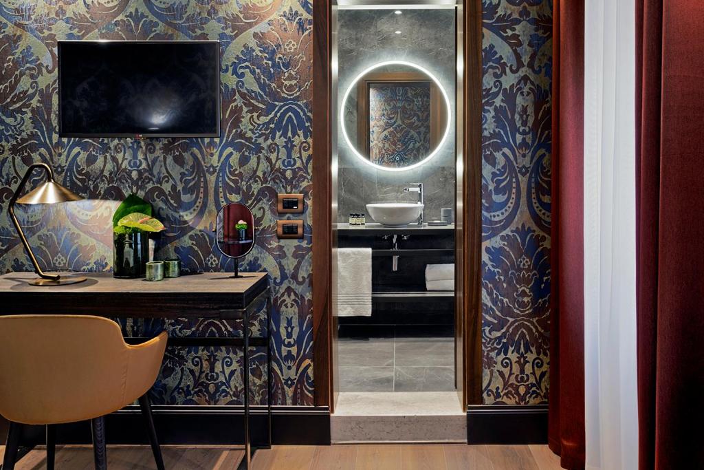 a bathroom with a hallway with a sink and a mirror at Hotel American-Dinesen in Venice