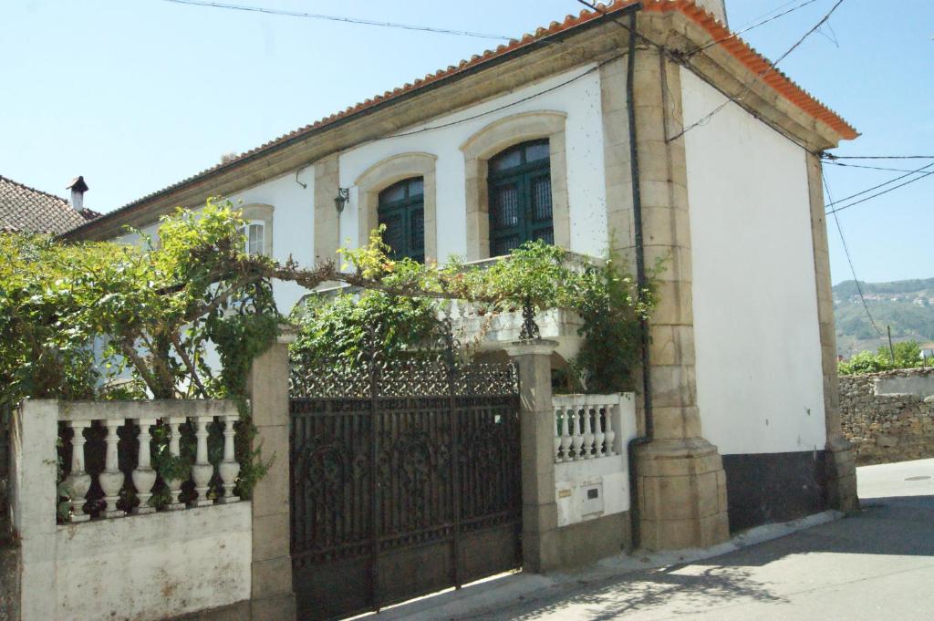 una casa con un cancello davanti di Casa Grande do Serrado a Santa Marta de Penaguião