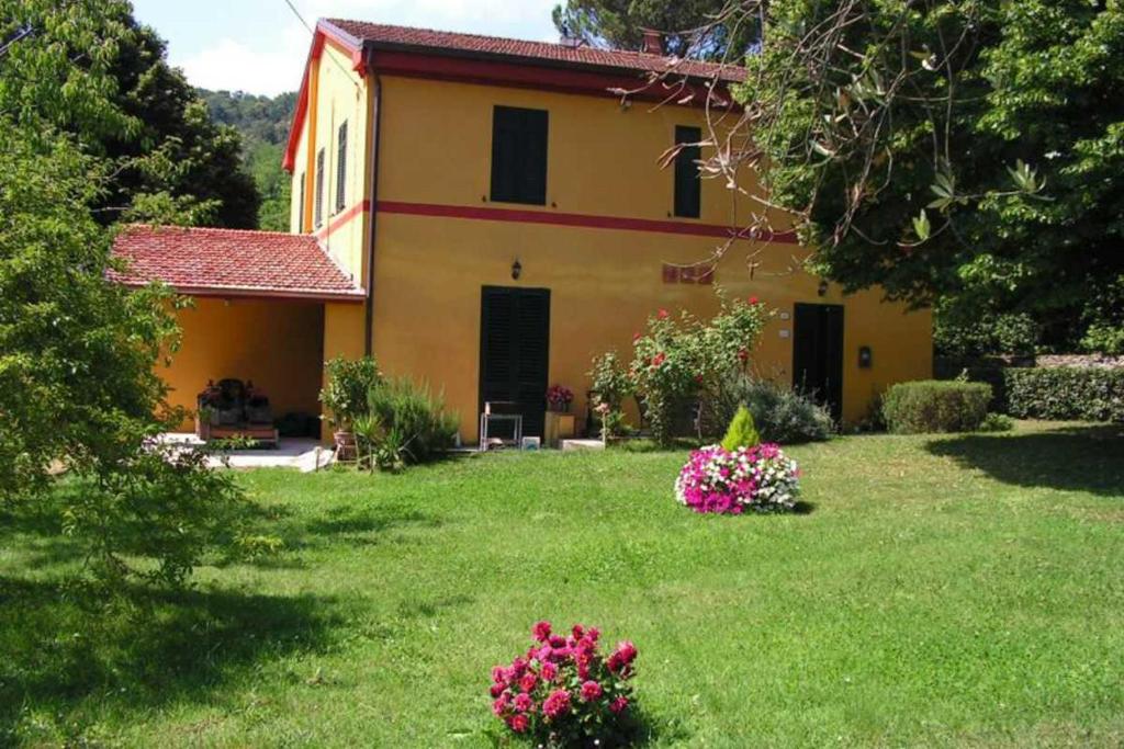 盧卡的住宿－a casa di antonio，前面有鲜花的院子的房子